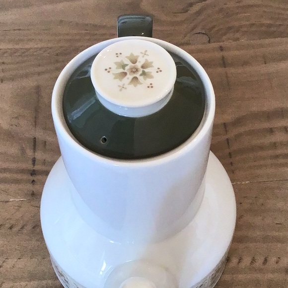 Royal Doulton Samarra Coffee Pot & Lid
Vintage English translucent china - Picture 11 of 16